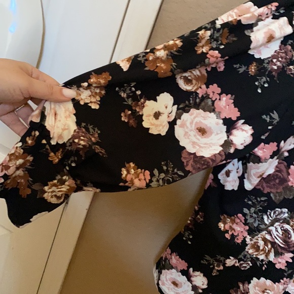 Floral top mid length sleeves - Picture 4 of 4